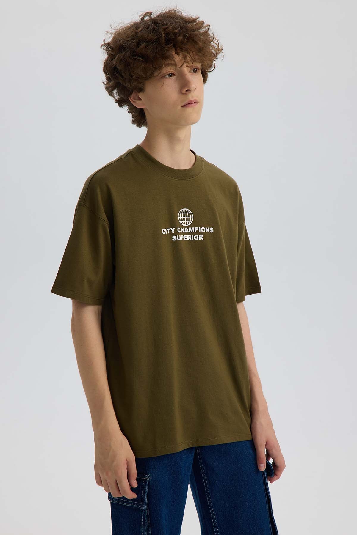 Polera Niño Oversize Print Verde Militar