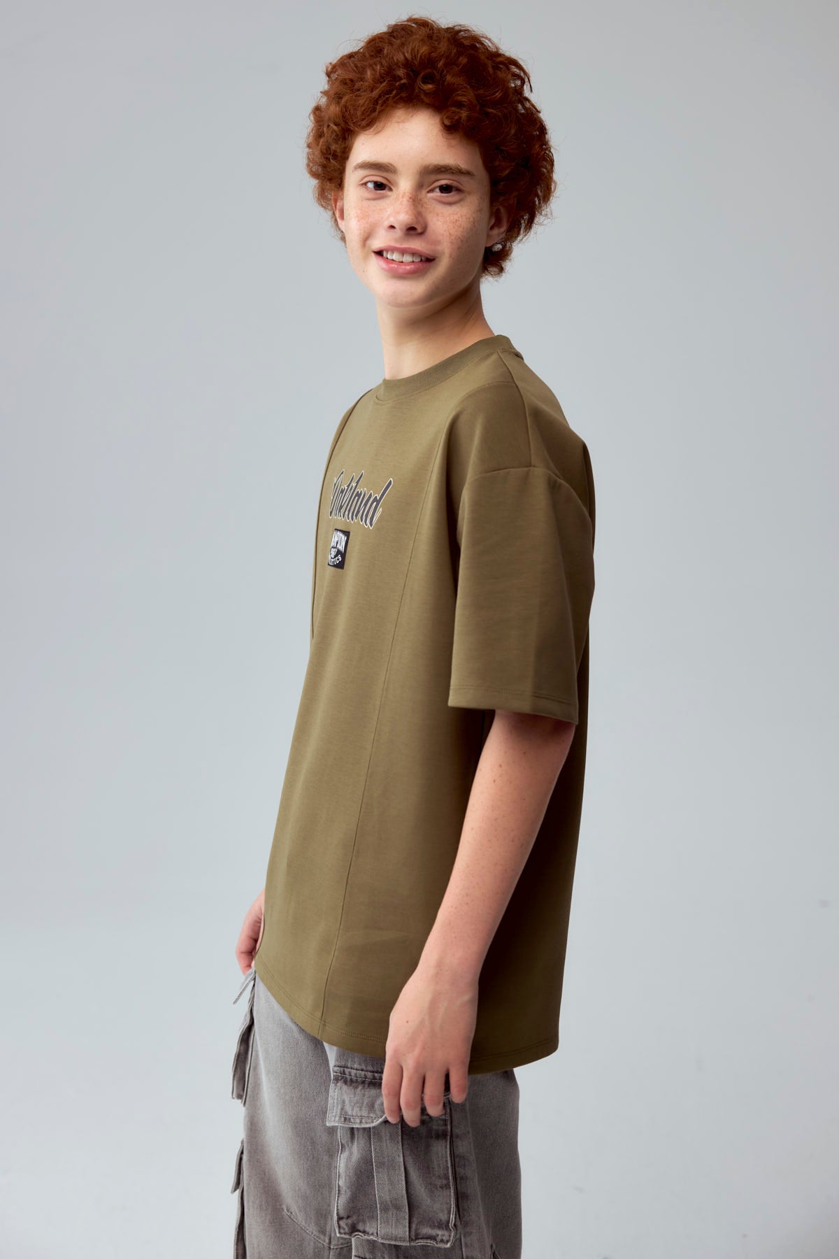 Polera Niño Label Frontal Verde Militar