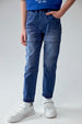 Jeans jogger azul para niño con elástico en los tobillos y costuras decorativas visibles
