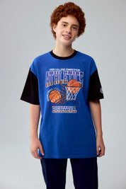 Polera azul con estampado de baloncesto y texto Athletics en el frente