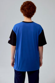 Polera azul con estampado de baloncesto y texto Athletics en el frente