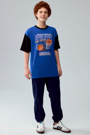 Polera azul con estampado de baloncesto y texto Athletics en el frente