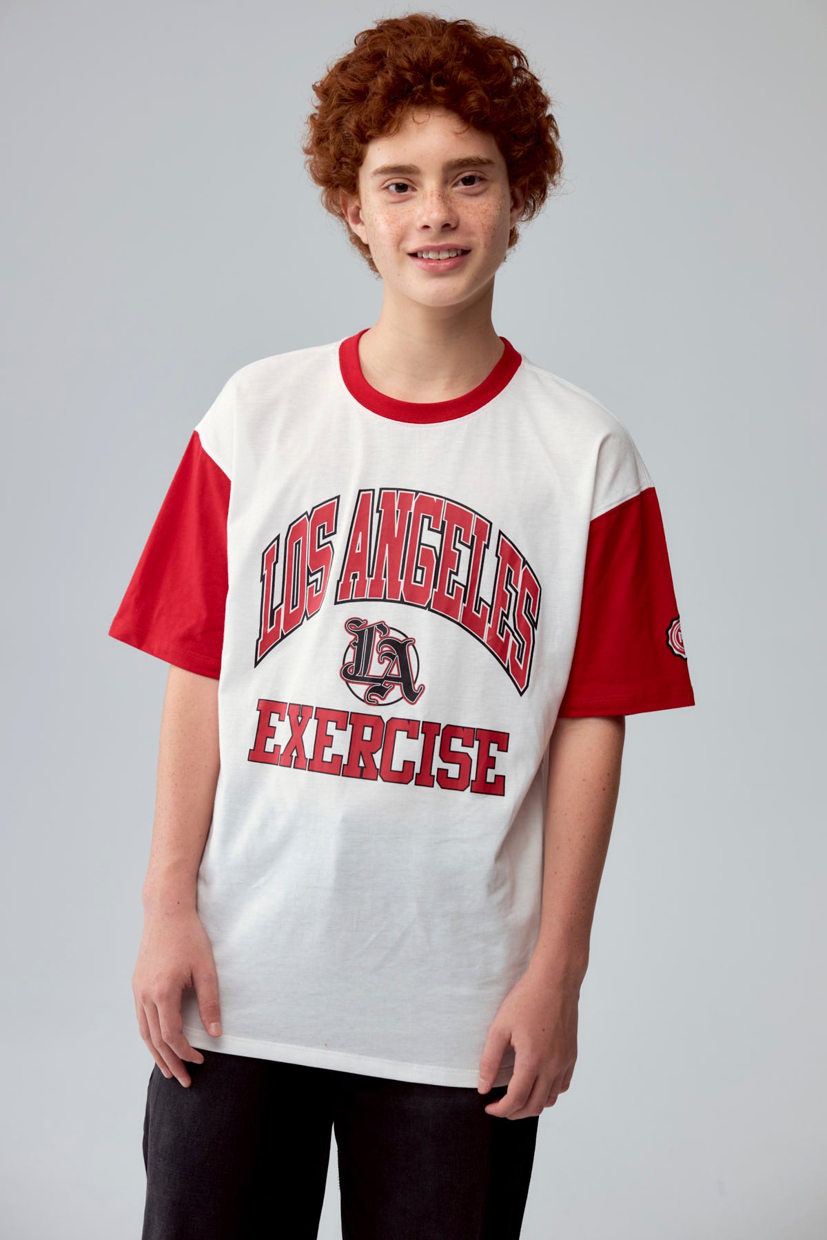 Polera Niño College Teen Rojo con mangas y cuello rojos estampado Los Angeles Exercise