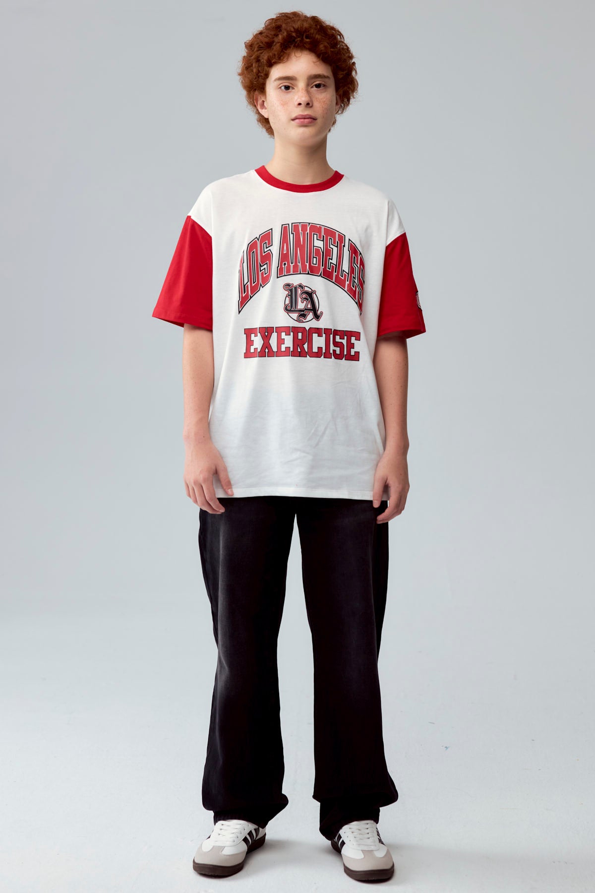 Polera Niño College Teen Rojo con mangas y cuello rojos estampado Los Angeles Exercise