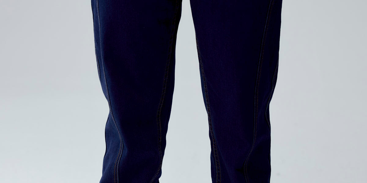 Jeans jogger azul oscuro para niño con elástico en los tobillos y costuras visibles