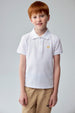 Polera blanca para niño con cuello tipo polo y pequeño bordado amarillo