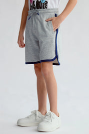 Bermuda gris melange para niño con cordón azul y detalles oscuros en los bordes