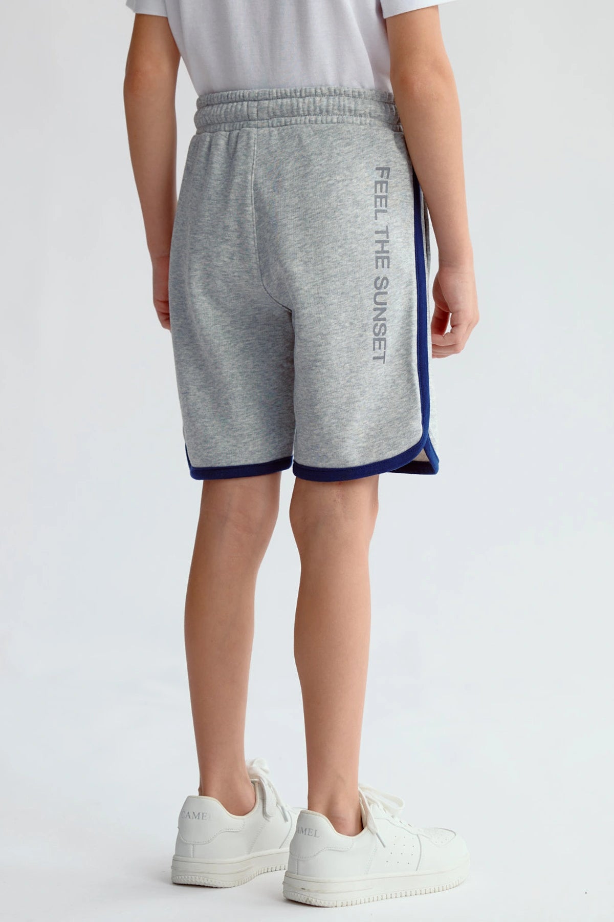 Bermuda gris melange para niño con cordón azul y detalles oscuros en los bordes