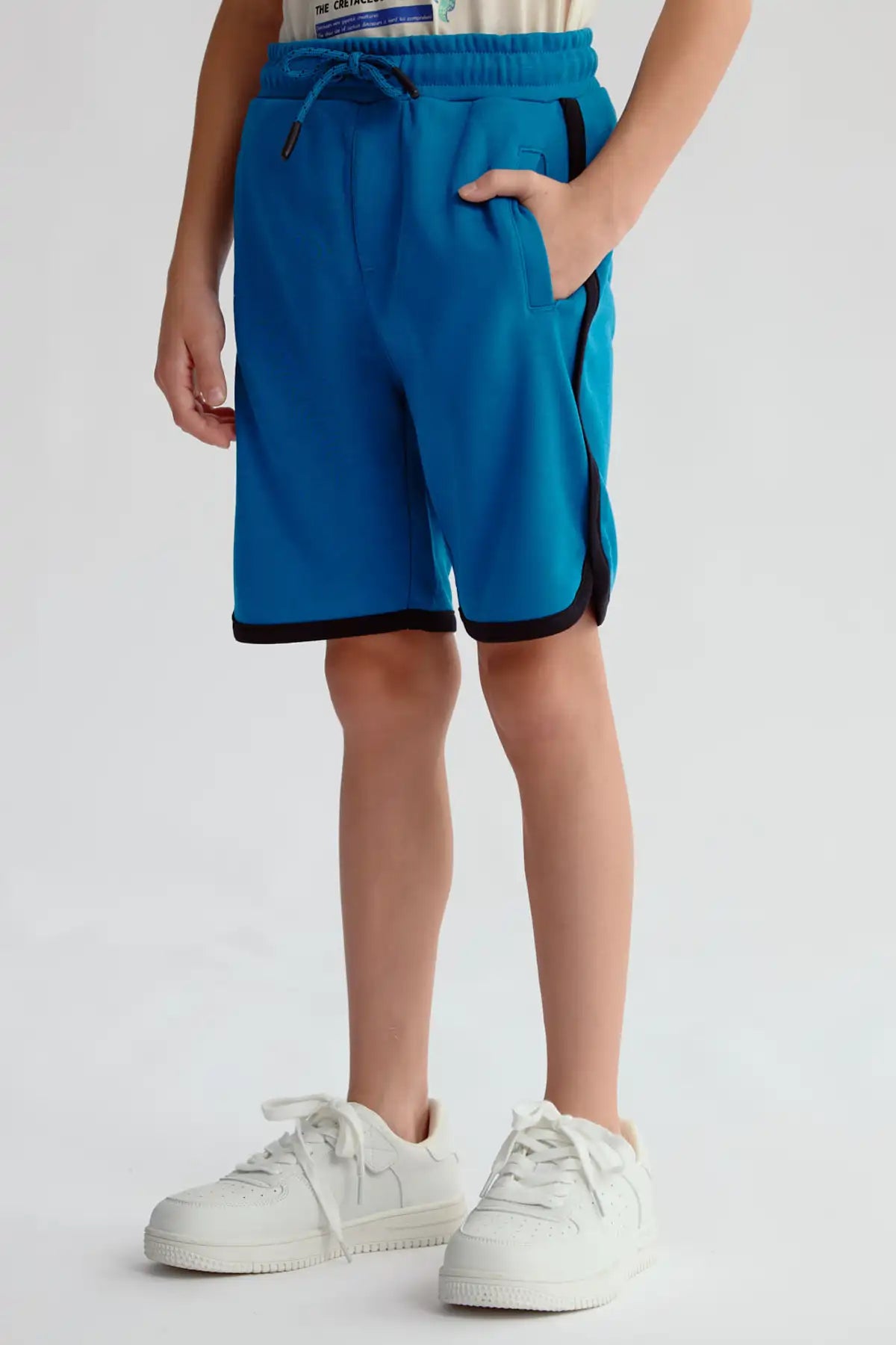 Bermuda azul petróleo para niño con cintura ajustable y detalles en negro