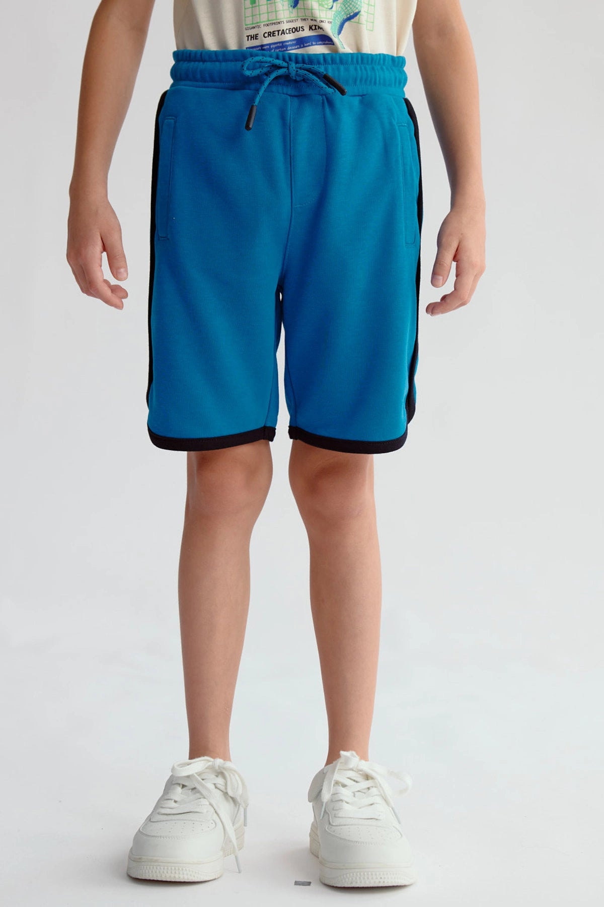 Bermuda azul petróleo para niño con cintura ajustable y detalles en negro