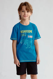 Polera azul de niño con estampado de dinosaurio geométrico y texto Roarsome en el pecho