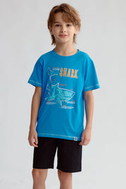 Polera azulino con diseño de tiburón y texto Shark en el frente