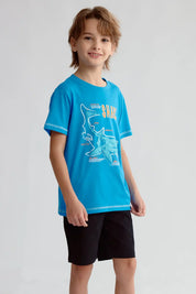 Polera azulino con diseño de tiburón y texto Shark en el frente