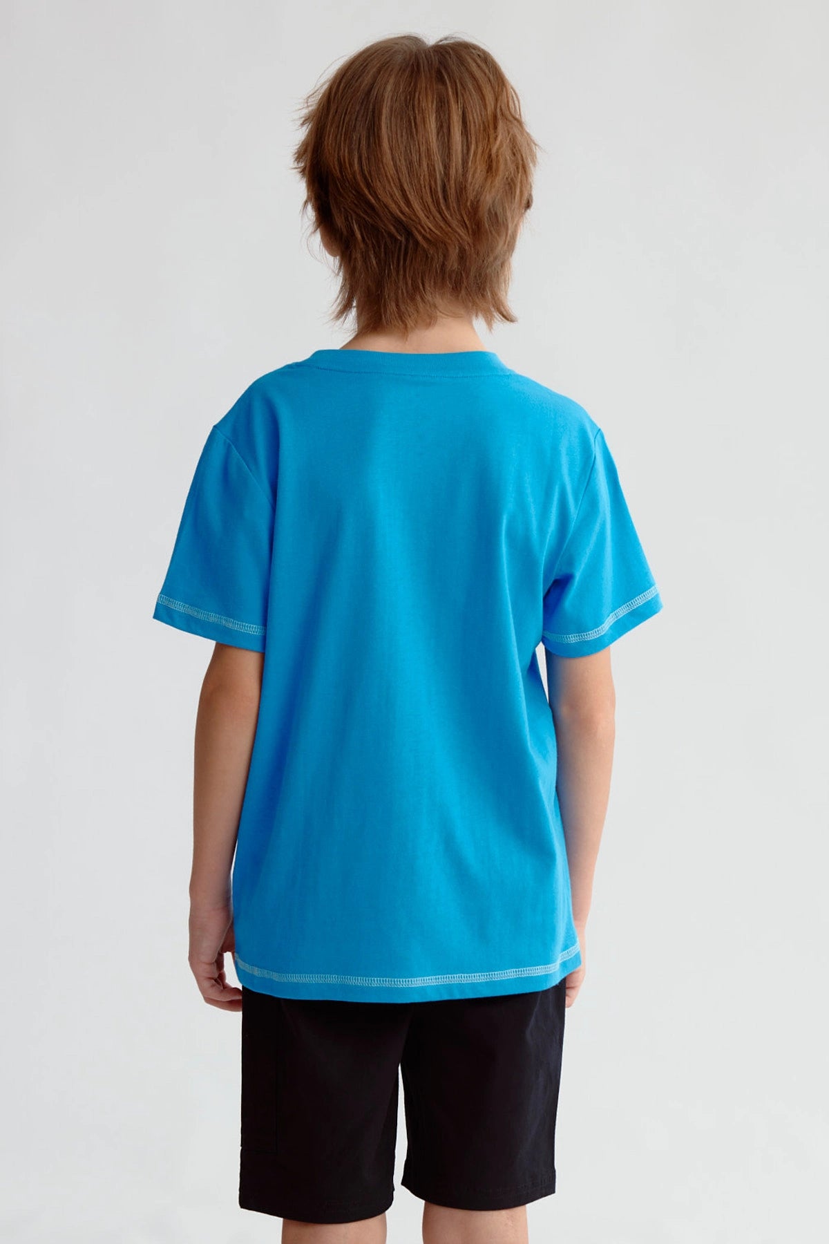 Polera azulino con diseño de tiburón y texto Shark en el frente