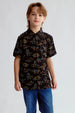 Camisa niño guayabera negra con estampado de dinosaurios en colores vivos