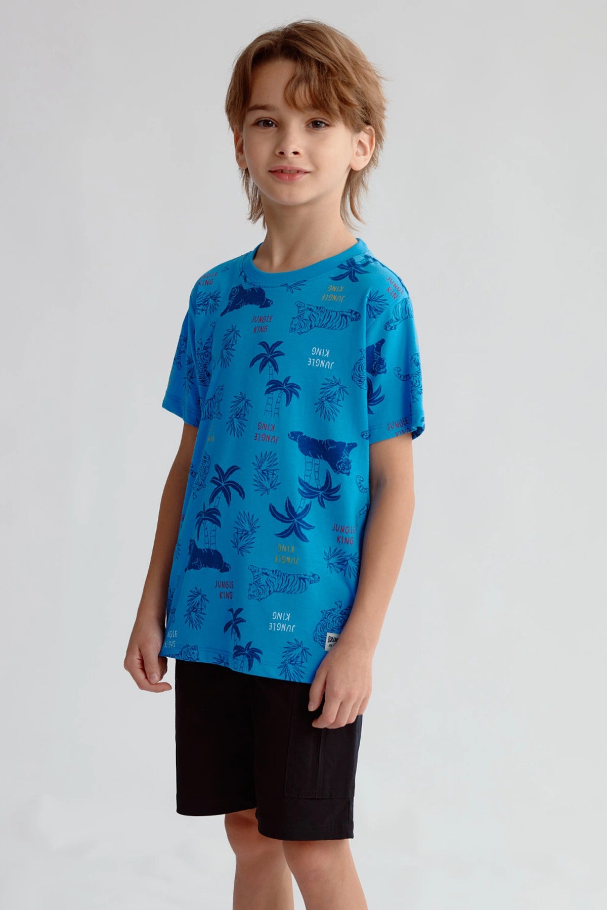 Polera niño azul claro con estampado de tigres y palmeras estilo Jungle King