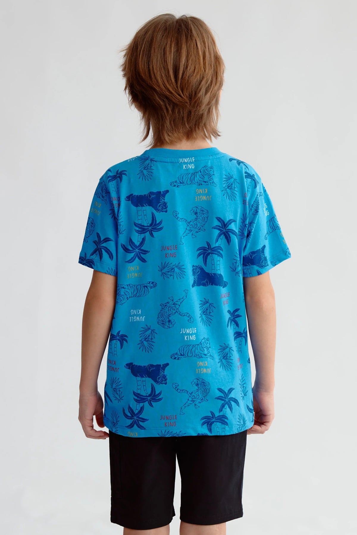 Polera niño azul claro con estampado de tigres y palmeras estilo Jungle King