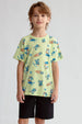 Polera niño verde claro con estampado de surfistas y tablas de surf