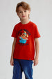 Polera roja para niño con estampa de surf y personaje animado divertido
