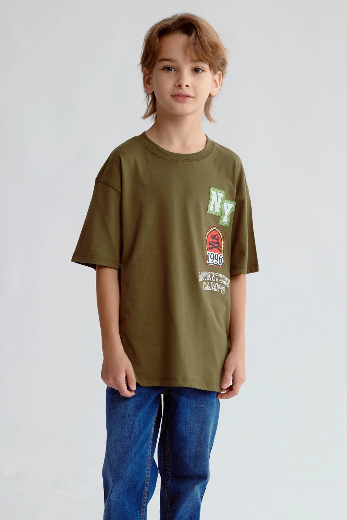 Polera niño verde militar con bordado NY y parche 1996 Adventure Camps