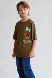 Polera niño verde militar con bordado NY y parche 1996 Adventure Camps