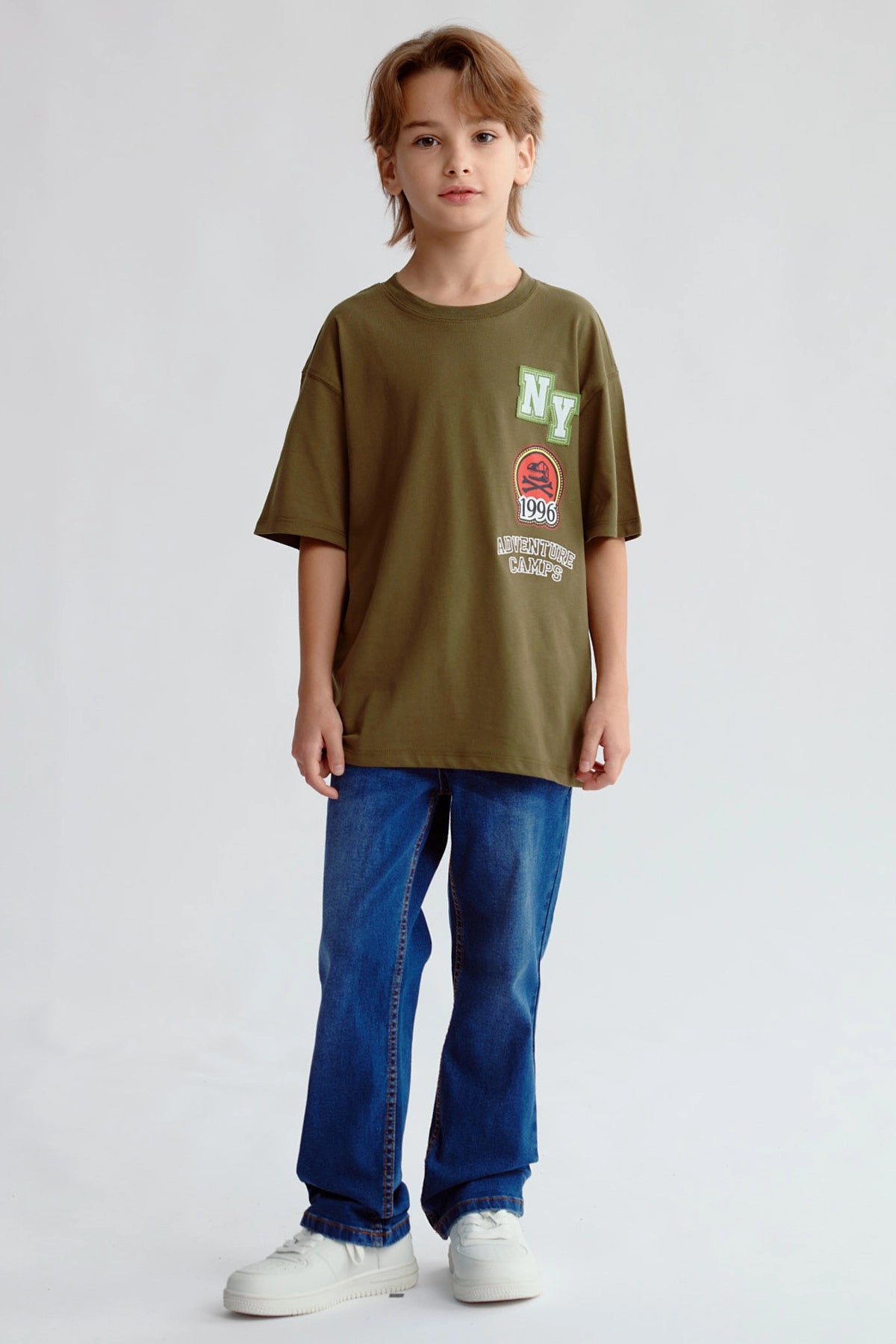 Polera Niño Bordado y Parche Verde Militar