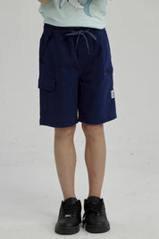 Bermuda niño cargo azul con bolsillos laterales y cordón ajustable perfecta para aventuras al aire libre diseño liso