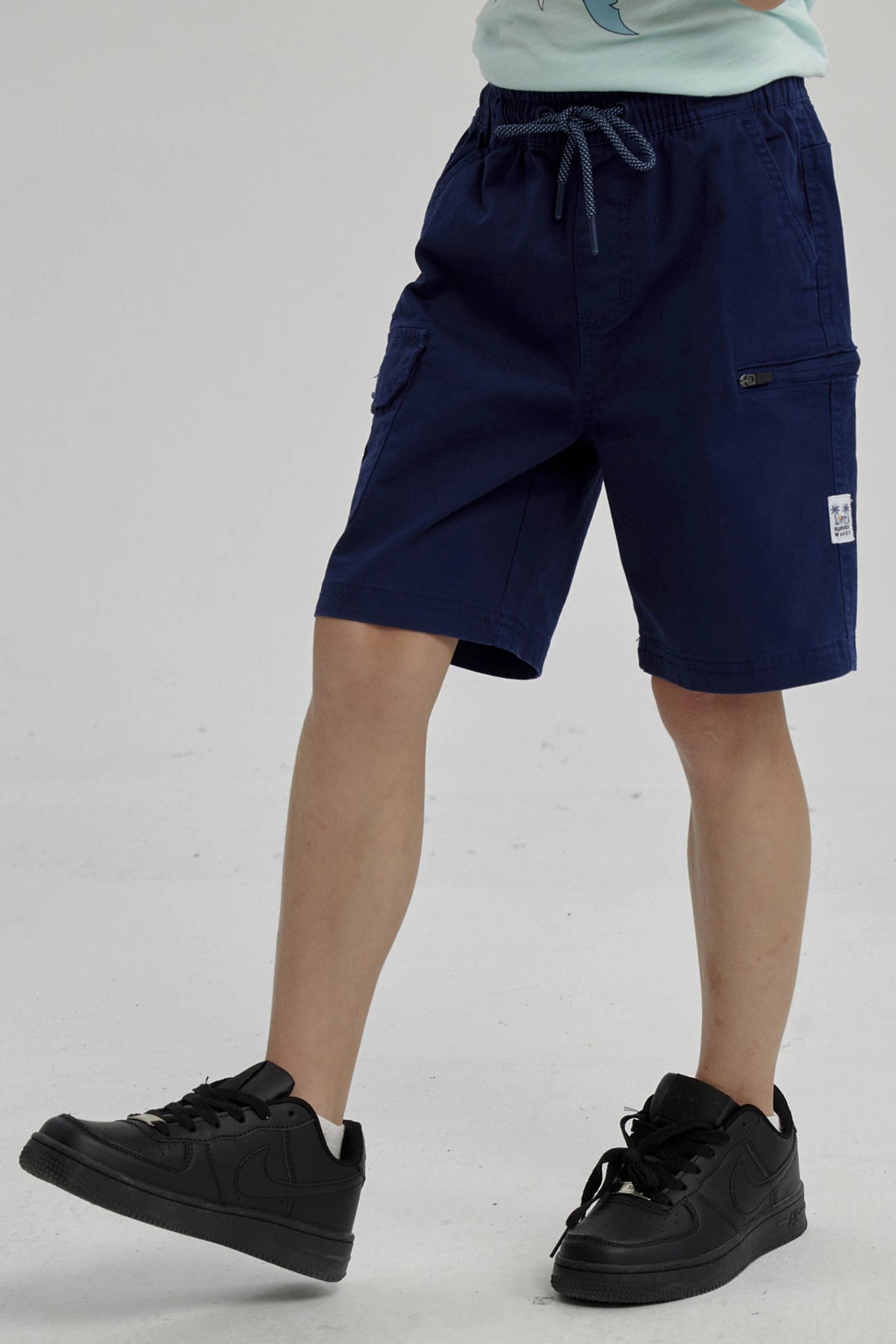 Bermuda niño cargo azul con bolsillos laterales y cordón ajustable perfecta para aventuras al aire libre diseño liso