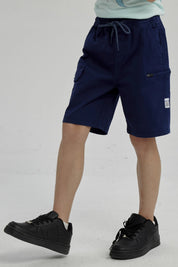 Bermuda niño cargo azul con bolsillos laterales y cordón ajustable perfecta para aventuras al aire libre diseño liso