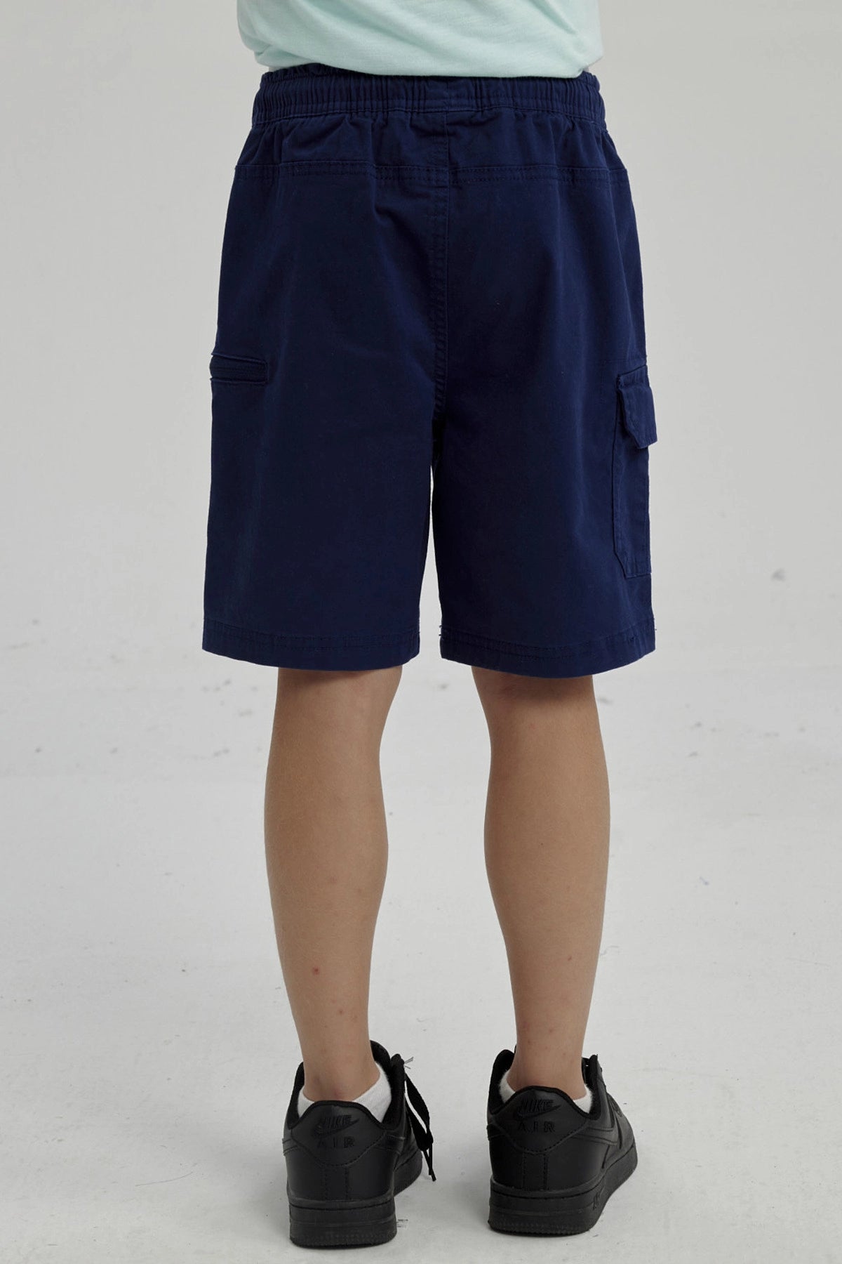 Bermuda niño cargo azul con bolsillos laterales y cordón ajustable perfecta para aventuras al aire libre diseño liso