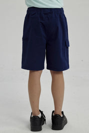 Bermuda niño cargo azul con bolsillos laterales y cordón ajustable perfecta para aventuras al aire libre diseño liso