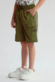 Bermuda niño cargo verde militar con bolsillos grandes y cintura elástica