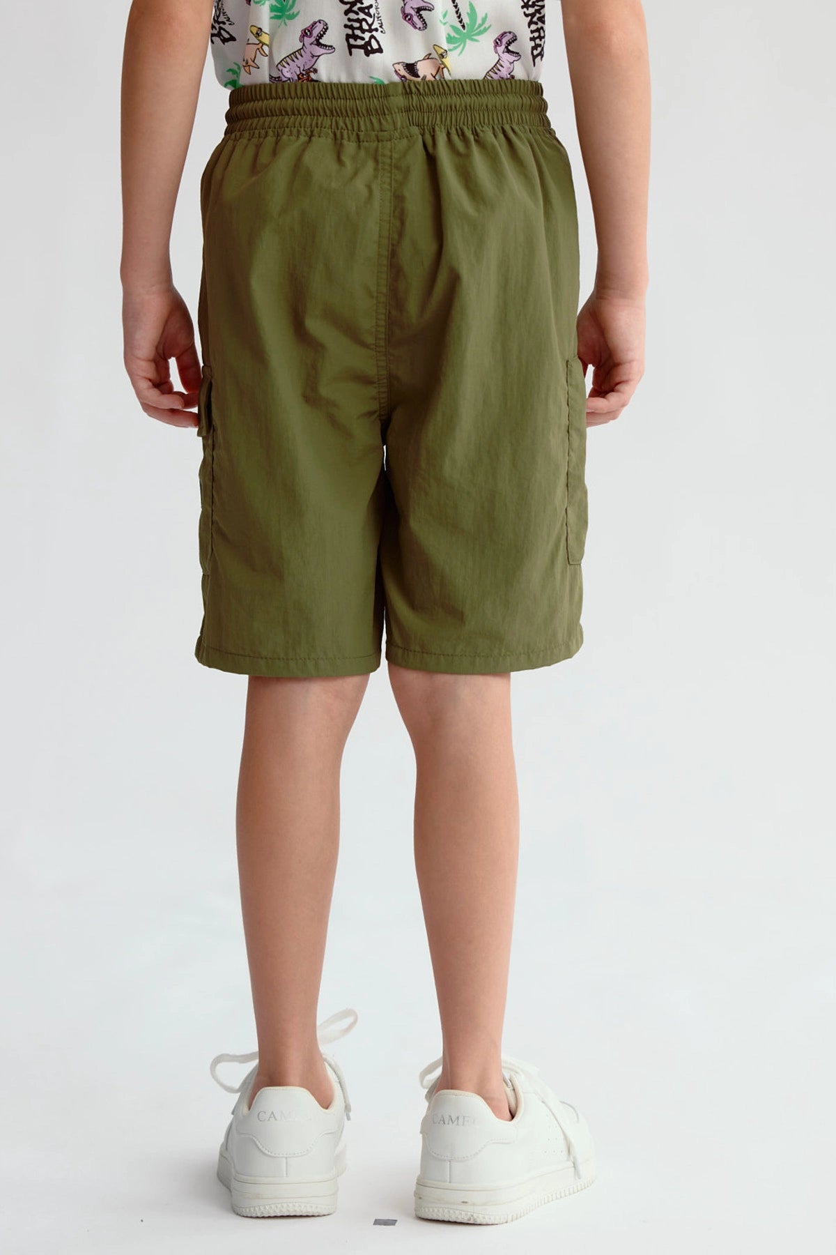 Bermuda niño cargo verde militar con bolsillos grandes y cintura elástica