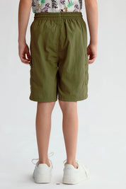 Bermuda niño cargo verde militar con bolsillos grandes y cintura elástica