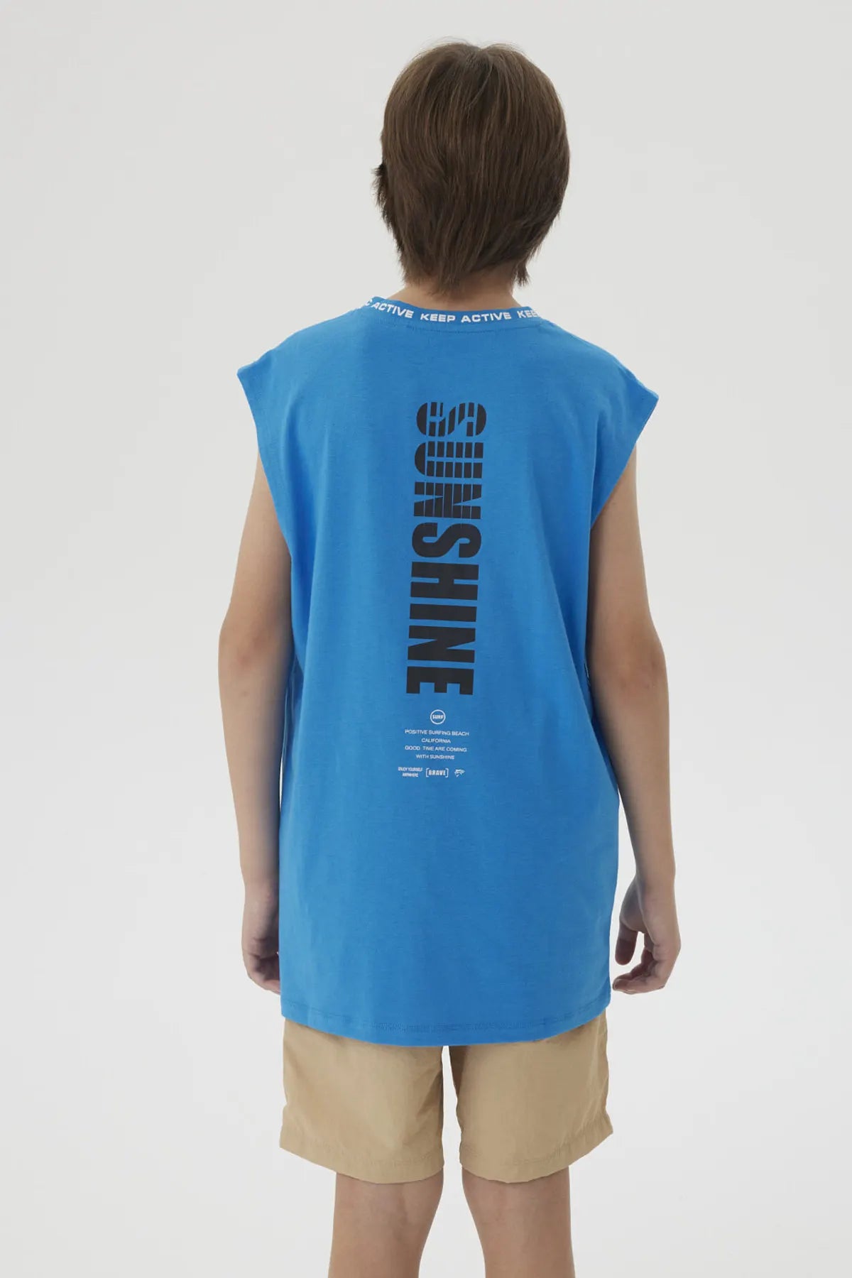 Polera sin mangas calipso con texto SUN y KEEP ACTIVE en cuello diseño casual y moderno