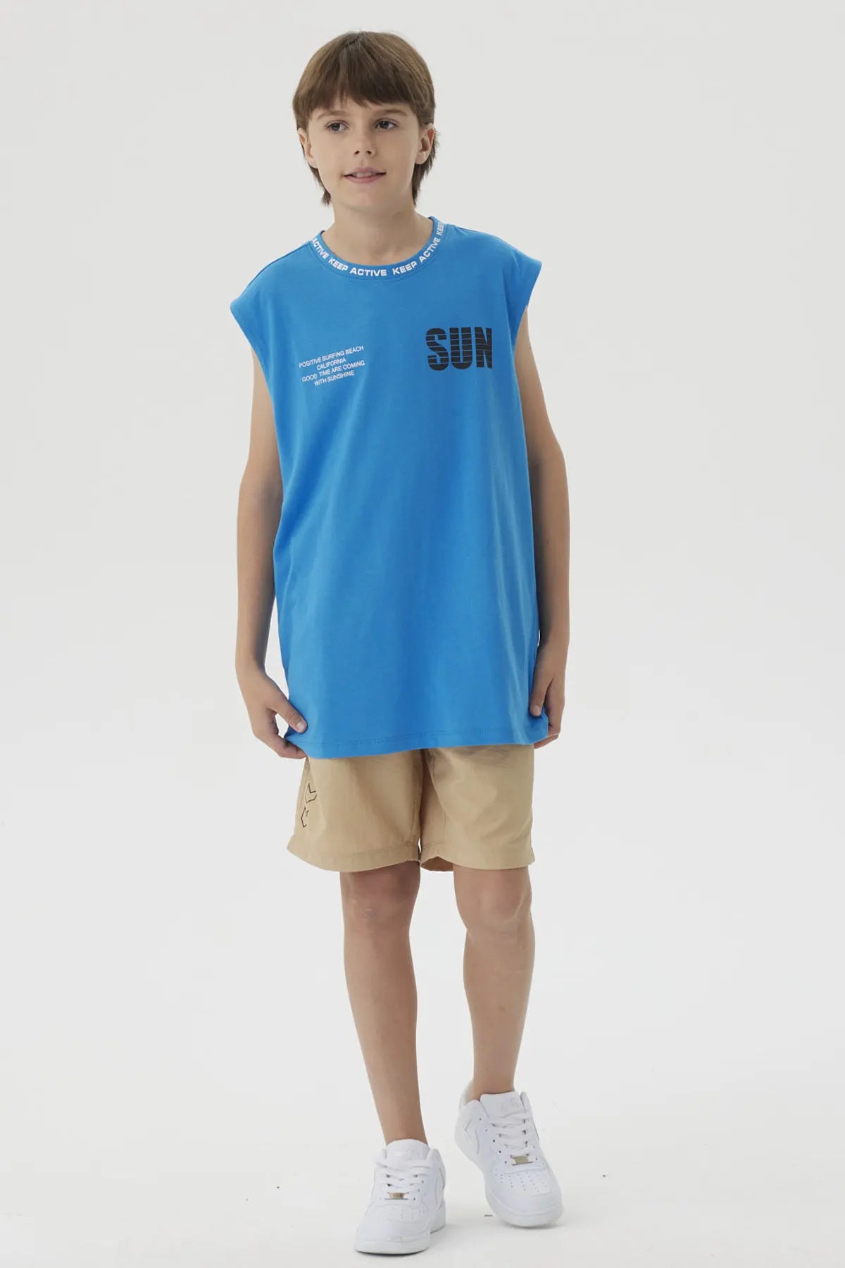 Polera sin mangas calipso con texto SUN y KEEP ACTIVE en cuello diseño casual y moderno