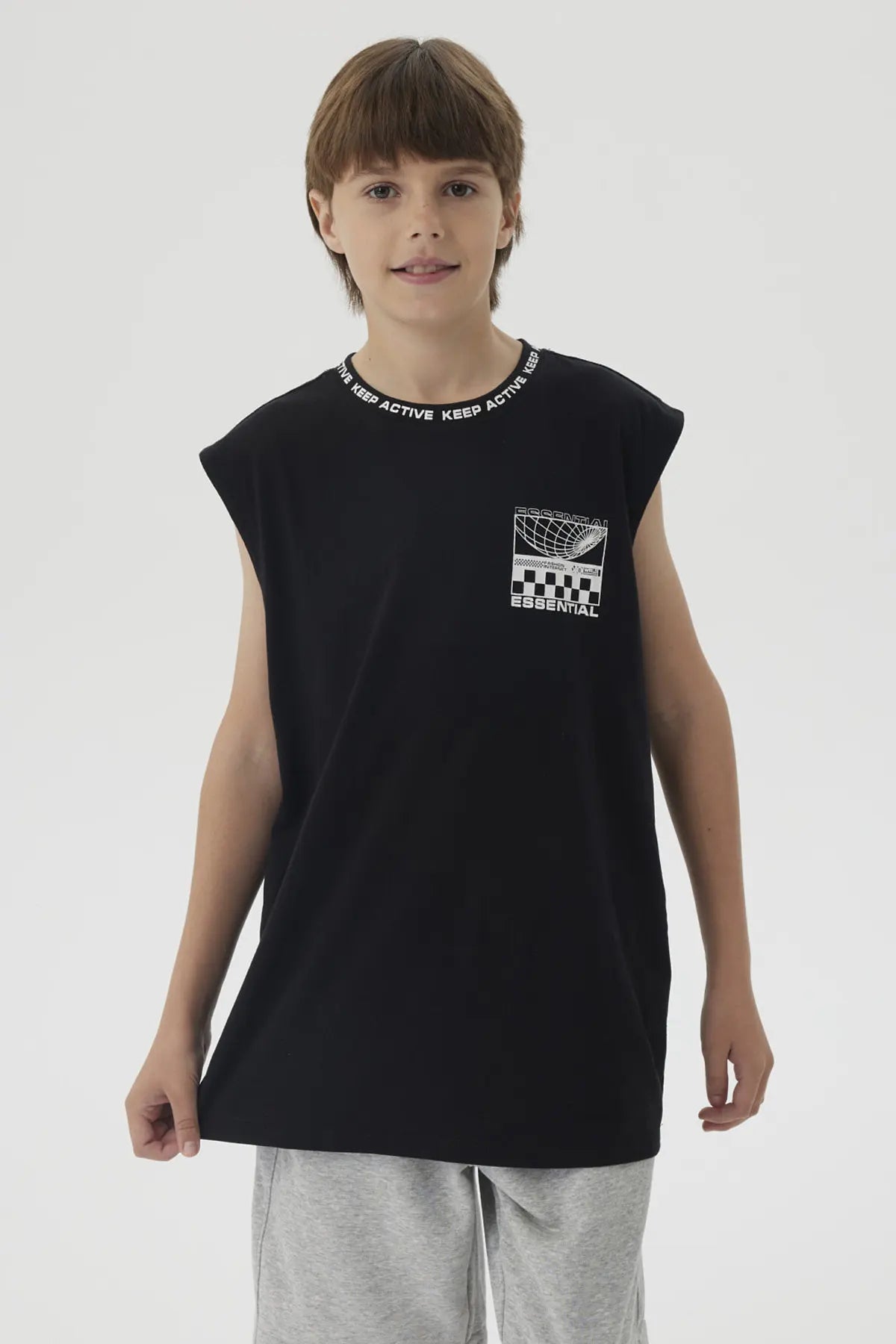 Polera negra de niño con cuello rib y diseño gráfico pequeño en el pecho estilo moderno y texto Keep Active