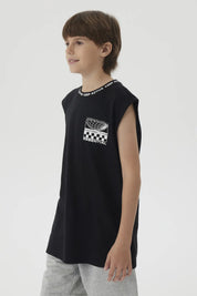 Polera negra de niño con cuello rib y diseño gráfico pequeño en el pecho estilo moderno y texto Keep Active