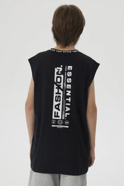 Polera negra de niño con cuello rib y diseño gráfico pequeño en el pecho estilo moderno y texto Keep Active