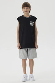 Polera negra de niño con cuello rib y diseño gráfico pequeño en el pecho estilo moderno y texto Keep Active