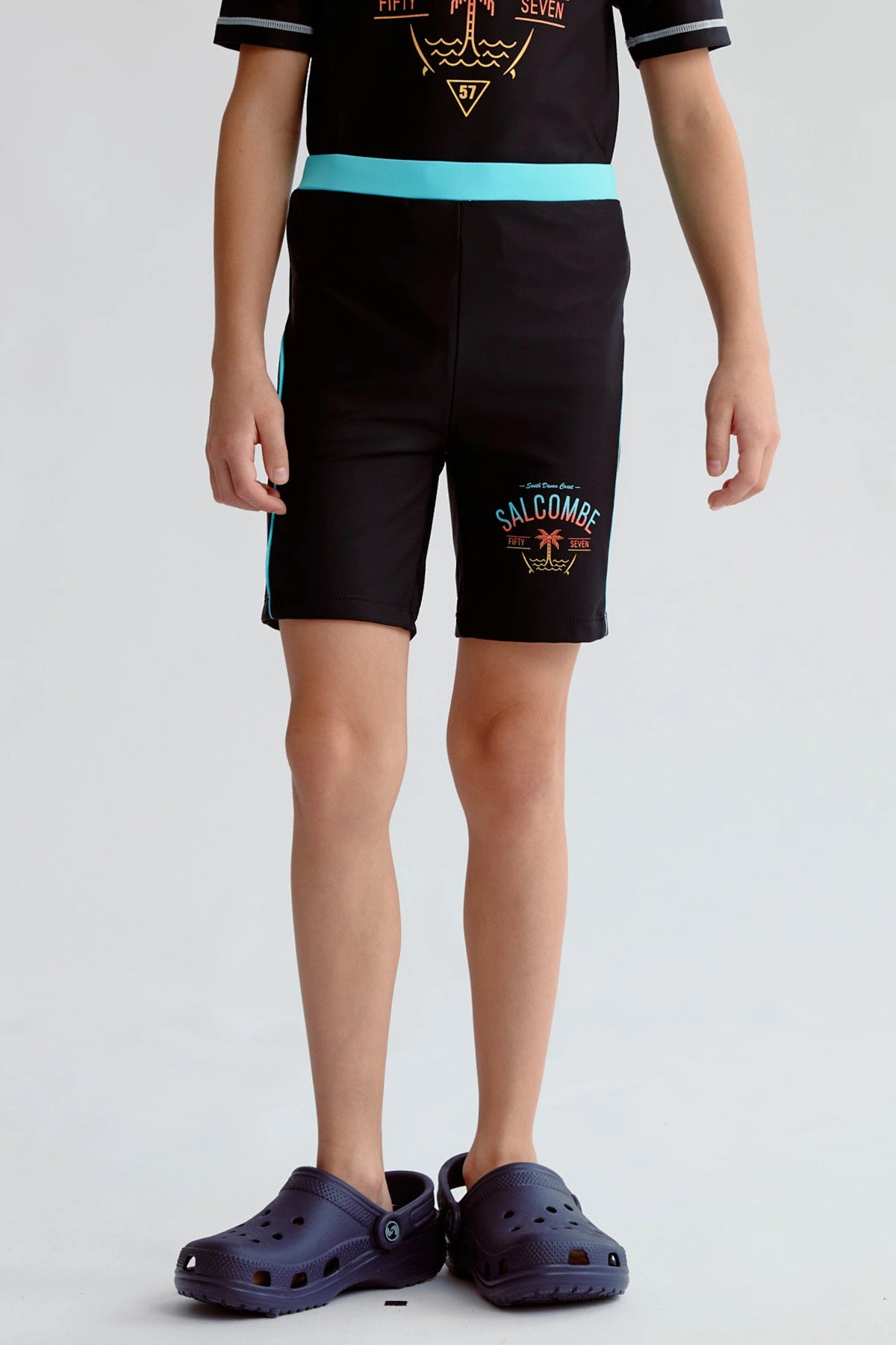 Short de baño negro con detalles de color y estampado Salcombe en la pierna