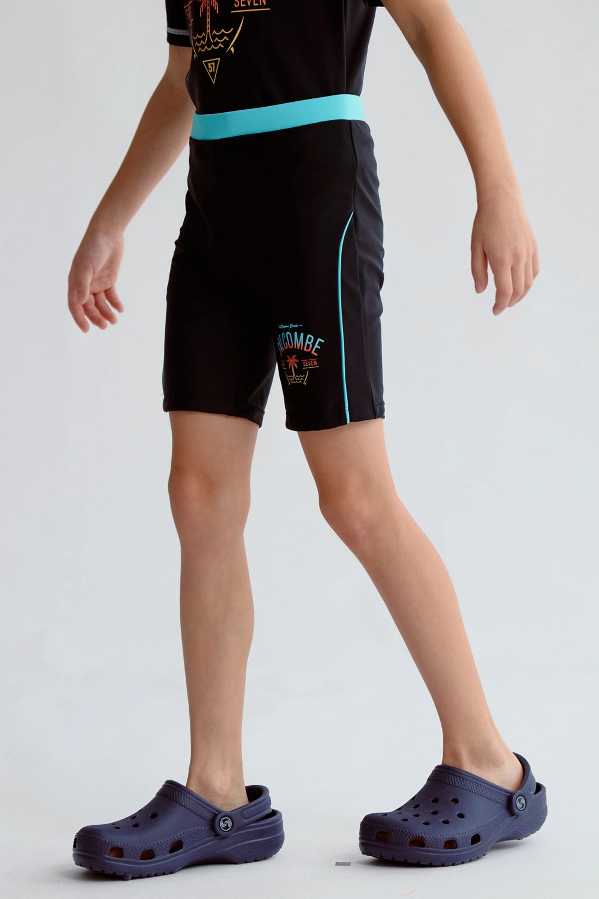 Short de baño negro con detalles de color y estampado Salcombe en la pierna