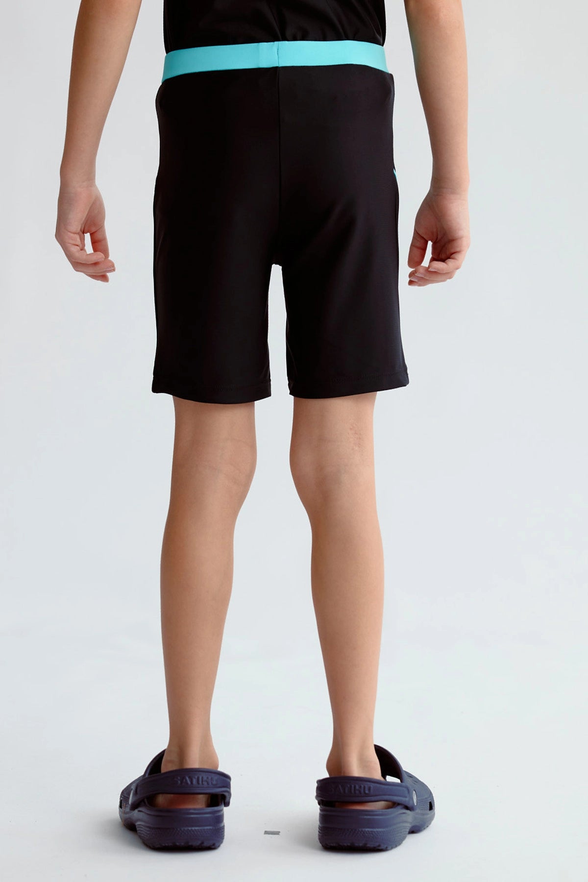 Short de baño negro con detalles de color y estampado Salcombe en la pierna