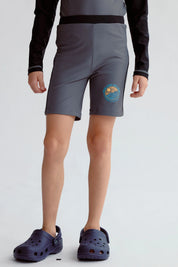 Short de baño gris con diseño gráfico en la pierna izquierda y cintura elástica