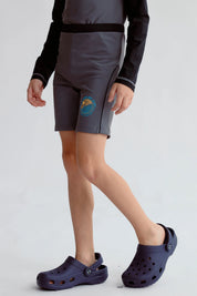 Short de baño gris con diseño gráfico en la pierna izquierda y cintura elástica