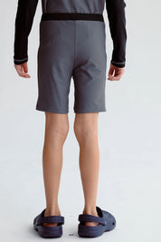 Short de baño gris con diseño gráfico en la pierna izquierda y cintura elástica