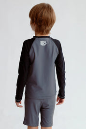 Short de baño gris con diseño gráfico en la pierna izquierda y cintura elástica