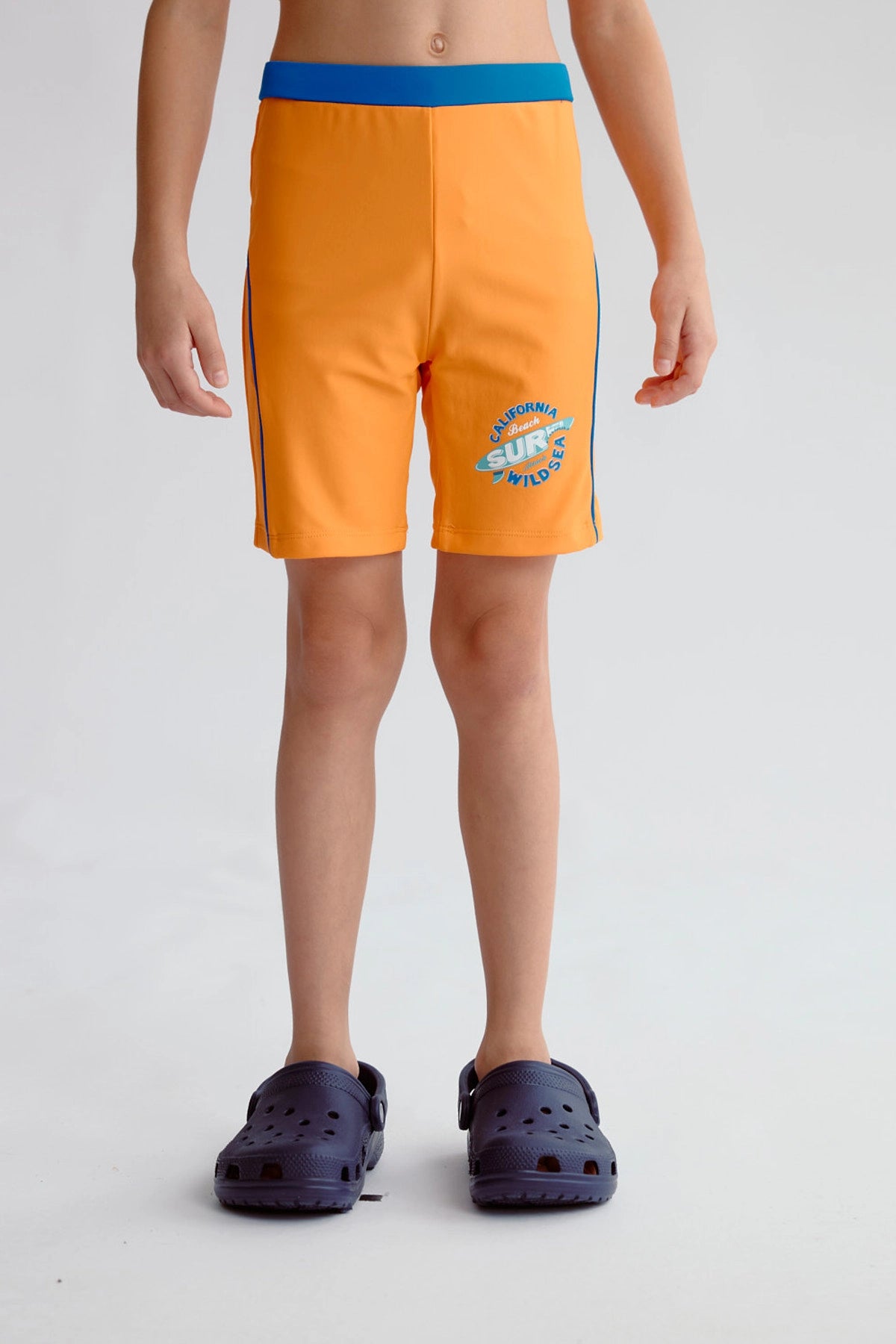 Short de baño niño naranjo con detalle azul y estampado frontal California Beach