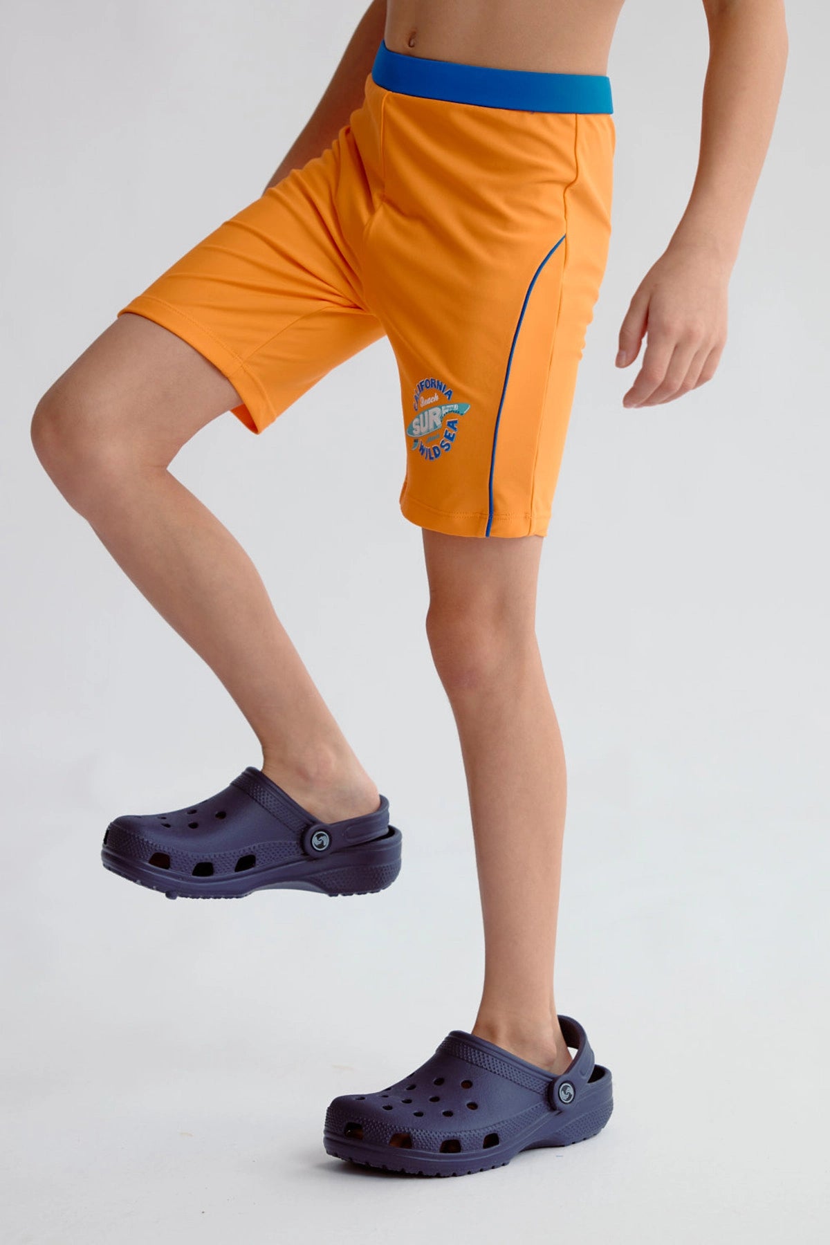Short de baño niño naranjo con detalle azul y estampado frontal California Beach