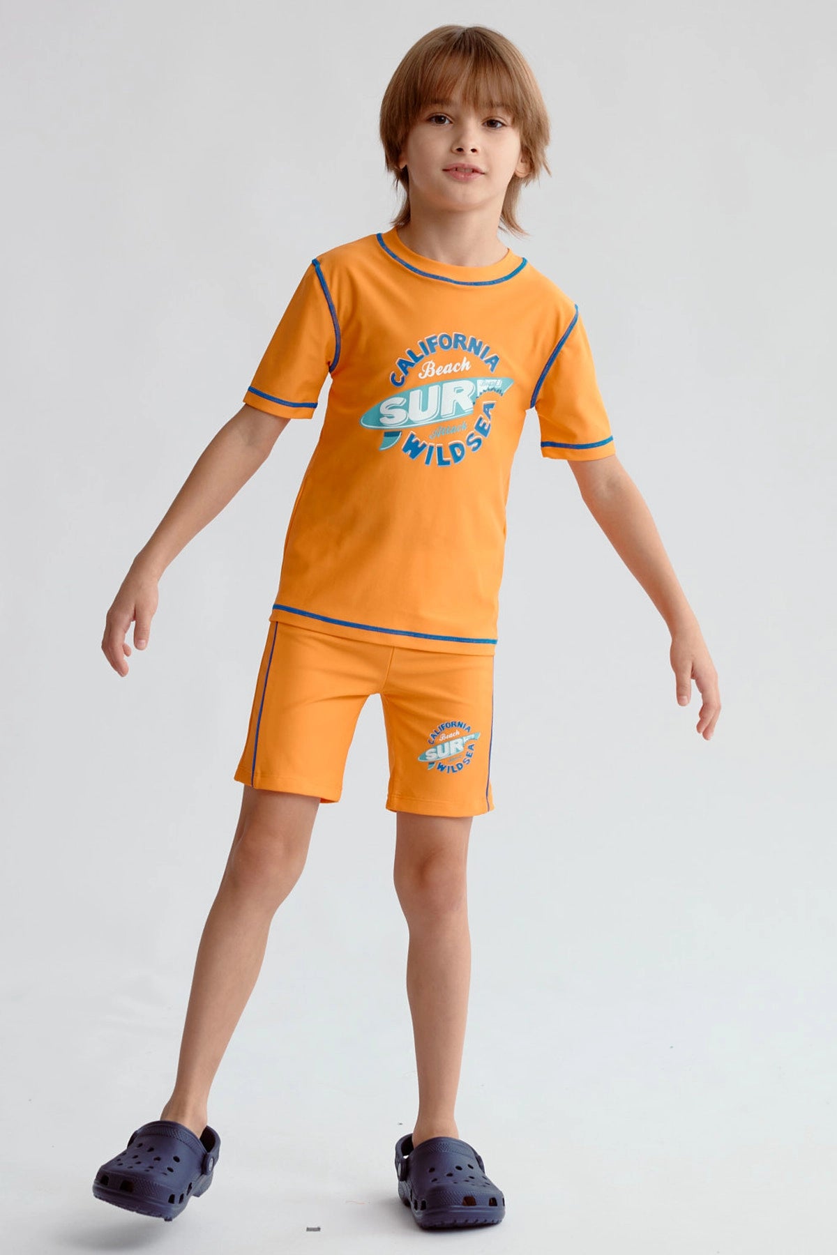 Short de baño niño naranjo con detalle azul y estampado frontal California Beach